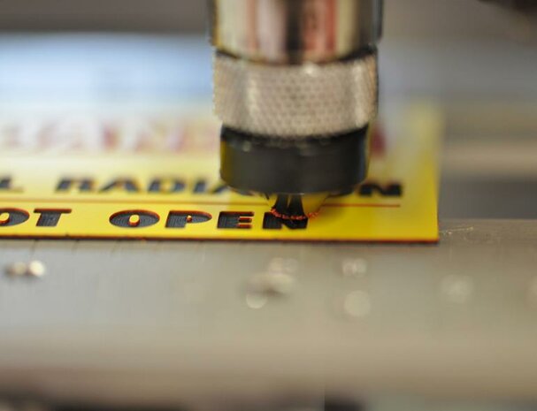 IS200: Small engraving machine that is rotary and portable